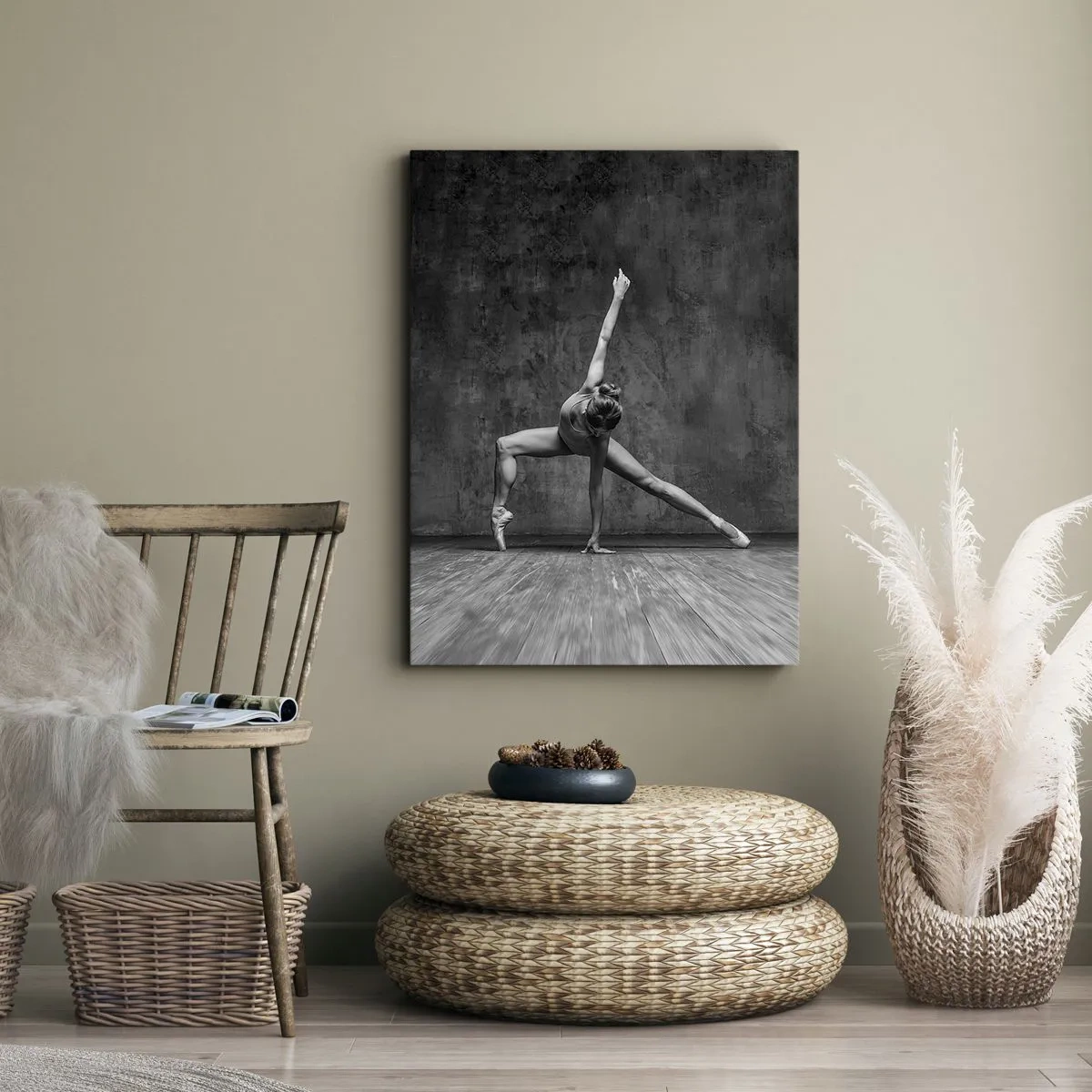 Obraz na płótnie - Tancerka w artystycznej pozie na tle surowej ściany - 70x100cm - Ideał równowagi - Nowoczesna dekoracja ścienna do salonu i sypialni ARTTOR