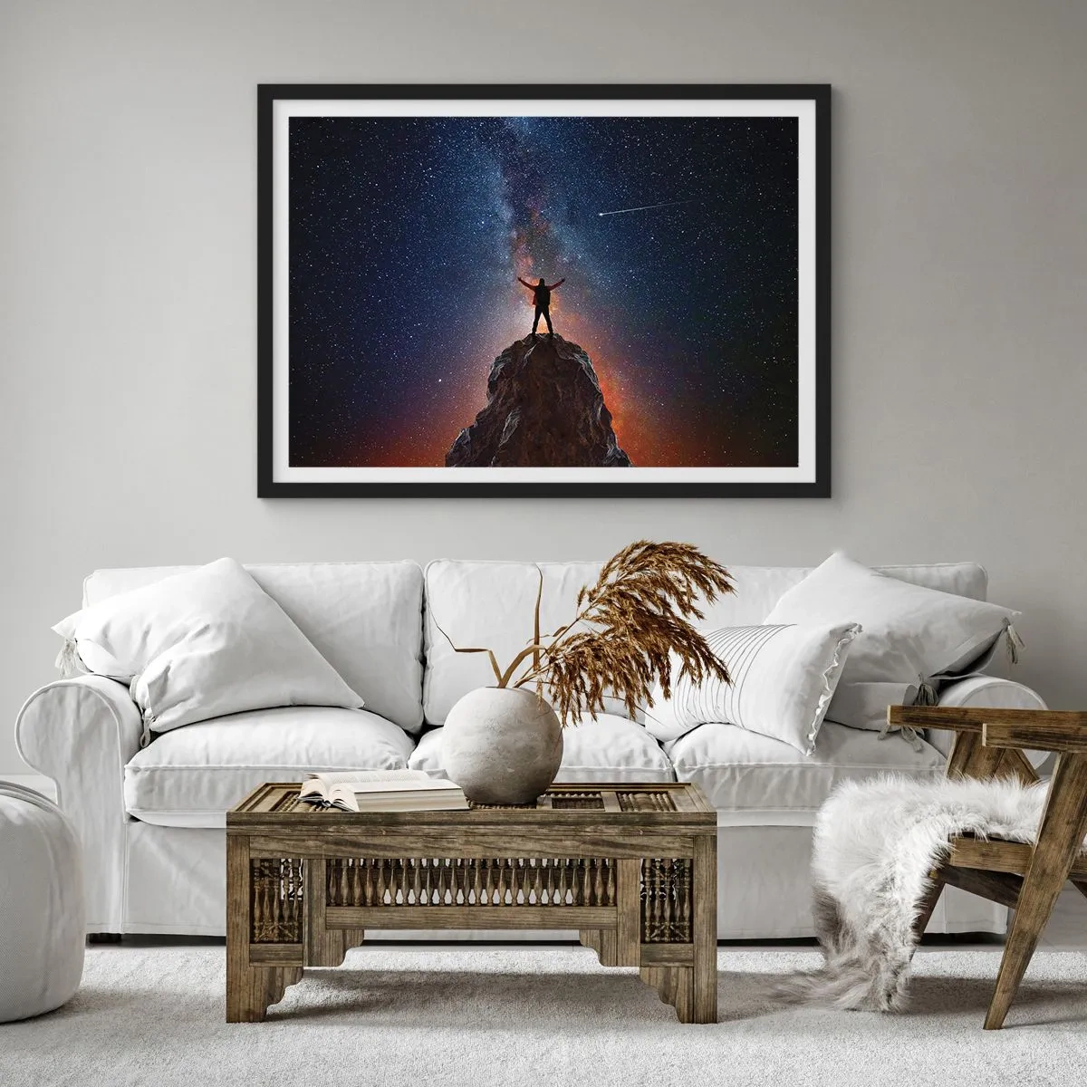 Plakat w czarnej ramie - Postać na szczycie góry pod rozgwieżdżonym niebem - 70x50cm - Moc jest ze mną! - Nowoczesna dekoracja ścienna do salonu i sypialni ARTTOR
