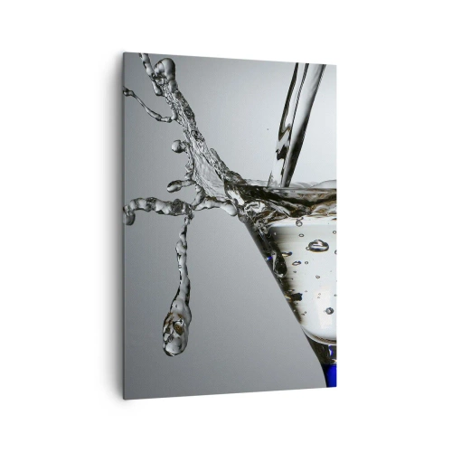 Obraz na płótnie - Szklanka martini z dynamicznym rozpryskiem wody na jasnym tle. - 70x100cm - Nad brzegiem pucharu - Nowoczesna dekoracja ścienna do salonu i sypialni ARTTOR
