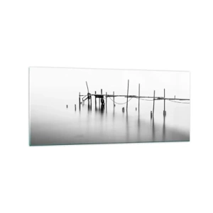 Obraz na szkle - Czarno-biały pomost zanurzony w mglistym krajobrazie - 120x50cm - A jeśli świata nie ma? - Nowoczesna dekoracja ścienna do salonu i sypialni ARTTOR
