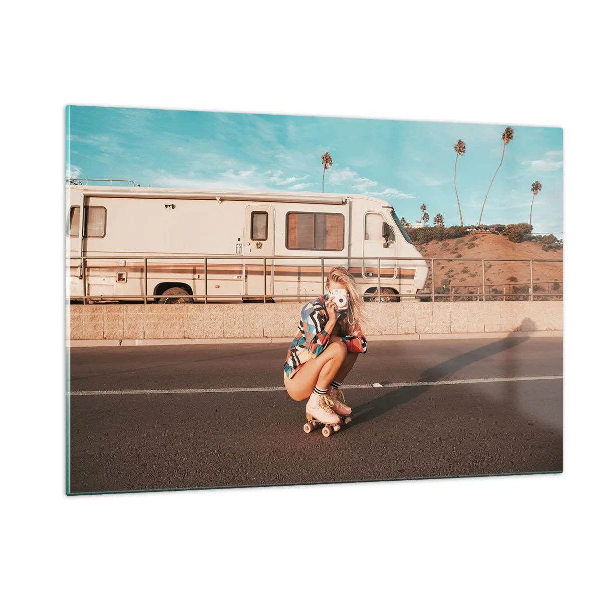 Obraz na szkle - Dziewczyna na wrotkach fotografująca w słońcu Kalifornii - 120x80cm - Uśmiech, proszę! - Nowoczesna dekoracja ścienna do salonu, kuchni i sypialni ARTTOR