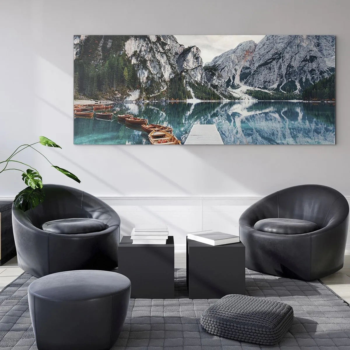 Obraz na szkle - Jezioro z łodziami otoczone górami - 120x50cm - Pokażemy ci piękno - Nowoczesna dekoracja ścienna do salonu i sypialni ARTTOR