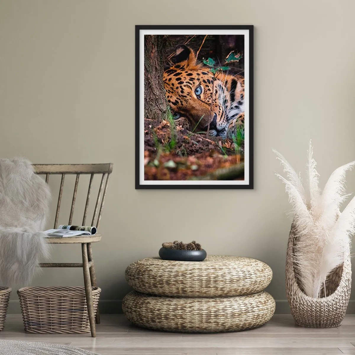 Plakat w czarnej ramie - Leżący lampart z intensywnie niebieskimi oczami - 50x70cm - Zaufaj mi - Nowoczesna dekoracja ścienna do salonu i sypialni ARTTOR