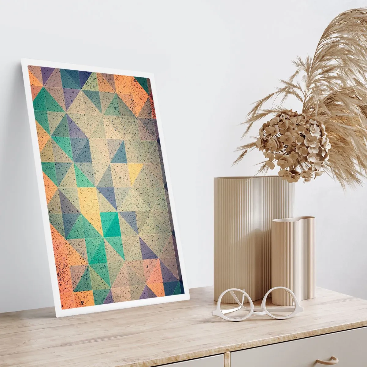 Plakat - Kolorowa abstrakcja z geometrycznym wzorem trójkątów - 50x70cm - Republika trójkątów - Nowoczesna dekoracja ścienna do salonu, kuchni i sypialni ARTTOR