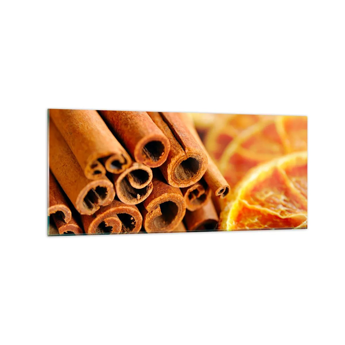 Obraz na szkle - Laski cynamonu z suszonymi plastrami pomarańczy w ciepłych barwach - 120x50cm - Czujesz ich aromat? - Nowoczesna dekoracja ścienna do salonu i sypialni ARTTOR