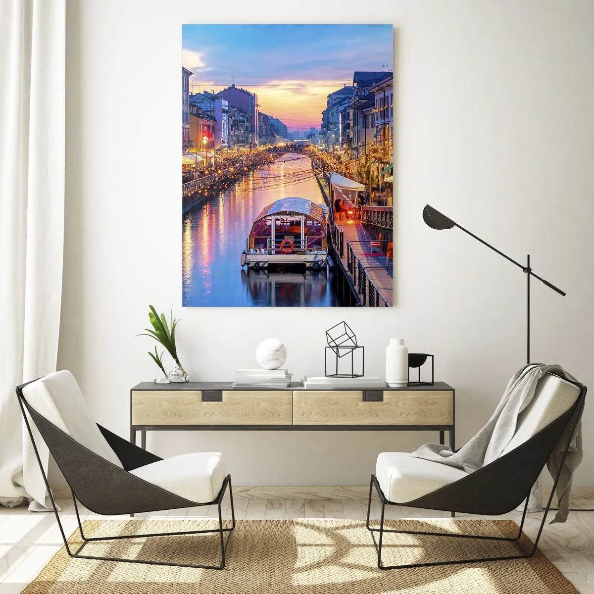 Obraz na szkle - Kanał z oświetleniem w otoczeniu kolorowych budynków - 70x100cm - Wieczór światła i zabawy - Nowoczesna dekoracja ścienna do salonu i sypialni ARTTOR