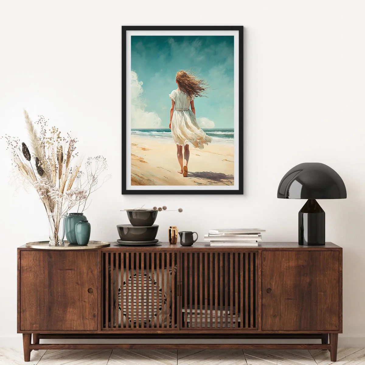 Plakat w czarnej ramie - Kobieta w białej sukience spacerująca po plaży przy morzu - 50x70cm - Na spotkanie słońca i wiatru - Nowoczesna dekoracja ścienna do salonu i sypialni ARTTOR