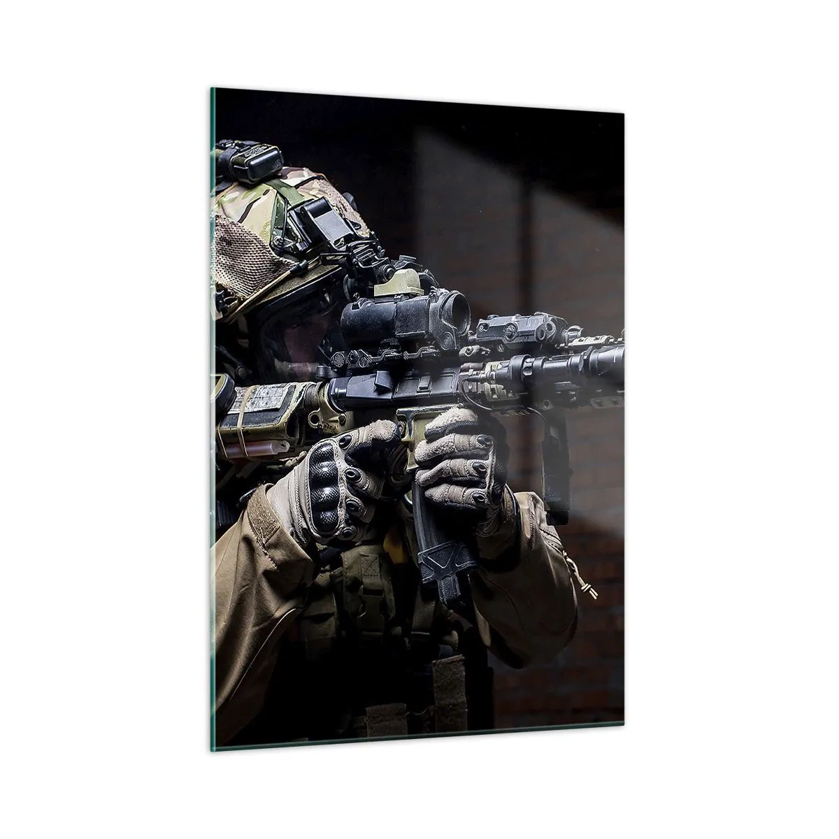 Obraz na szkle - Żołnierz w pełnym wyposażeniu z karabinem na tle ceglanej ściany - 50x70cm - Zabójczo skuteczny - Nowoczesna dekoracja ścienna do salonu, kuchni i sypialni ARTTOR