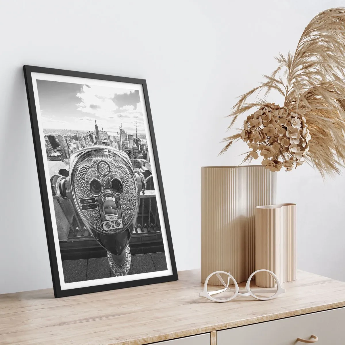 Plakat w czarnej ramie - Monochromatyczny widok na Nowy Jork z lornetką na pierwszym planie - 50x70cm - Miasto nad miastami - Nowoczesna dekoracja ścienna do salonu i sypialni ARTTOR