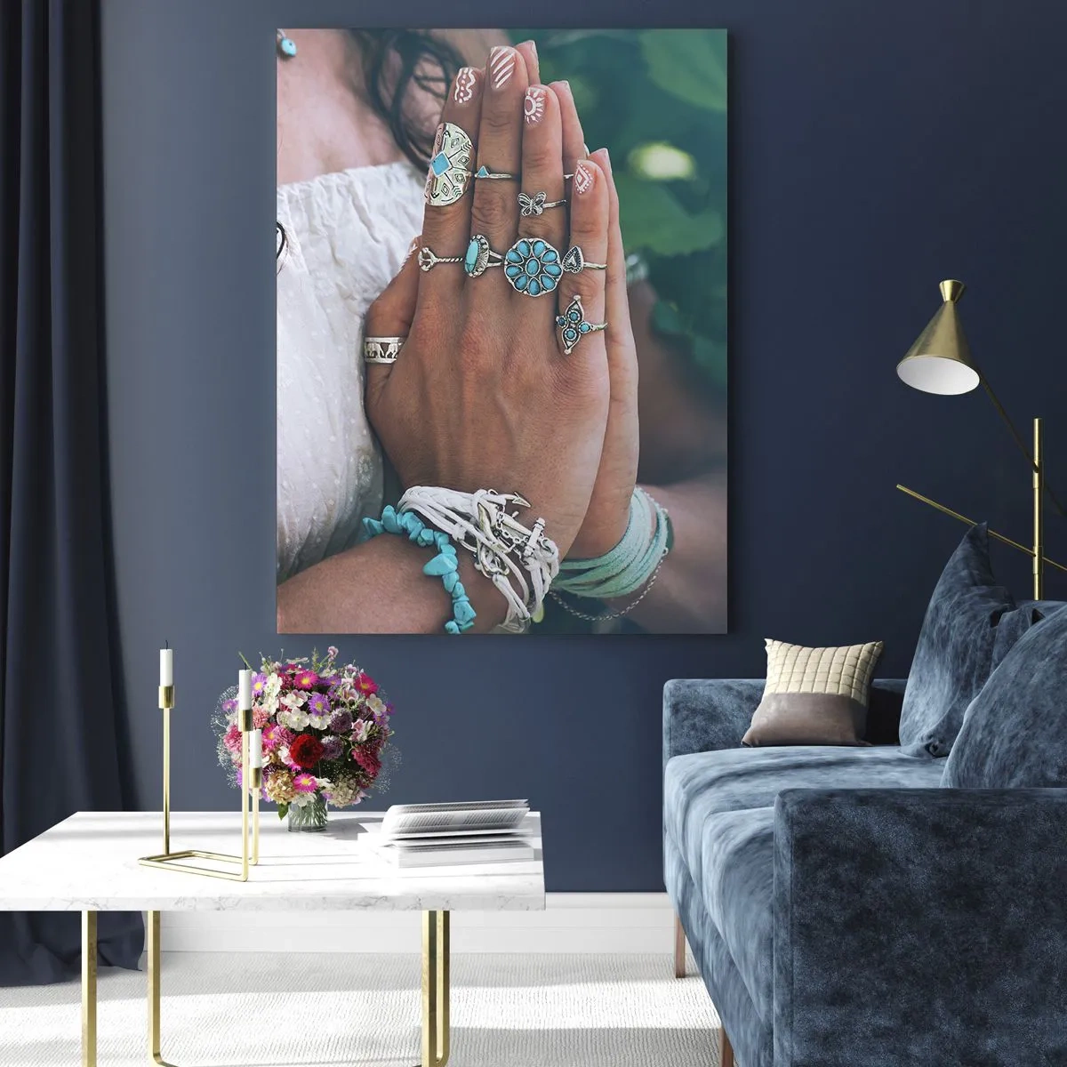 Obraz na szkle - Dłonie kobiety w biżuterii w stylu boho - 50x70cm - Witaj w centrum bytu - Nowoczesna dekoracja ścienna do salonu, kuchni i sypialni ARTTOR