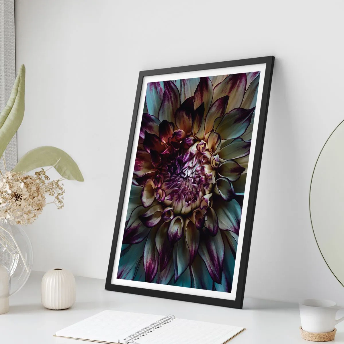 Plakat w czarnej ramie - Makrofotografia ciemnej dalie w odcieniach fioletu i złota - 50x70cm - Rozkwit młodości - Nowoczesna dekoracja ścienna do salonu i sypialni ARTTOR
