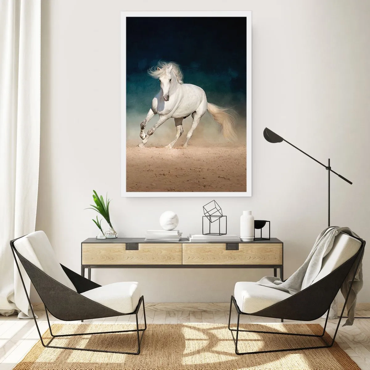 Plakat - Biały koń galopujący po piaszczystym podłożu - 50x70cm - Wolność w stanie czystym - Nowoczesna dekoracja ścienna do salonu, kuchni i sypialni ARTTOR