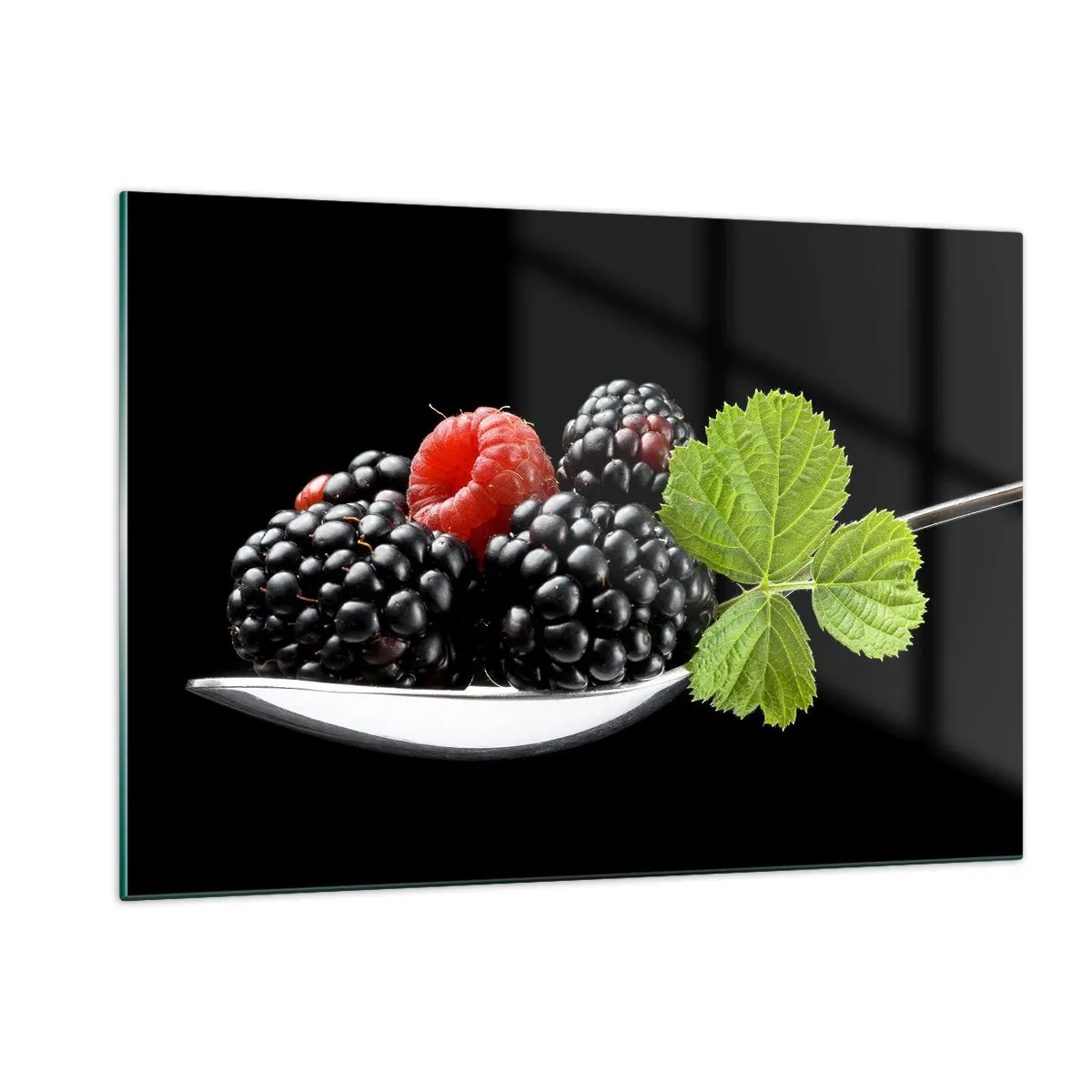 Obraz na szkle - Maliny i jeżyny na łyżce z zielonym liściem na czarnym tle - 120x80cm - Smak świeżości - Nowoczesna dekoracja ścienna do salonu, kuchni i sypialni ARTTOR