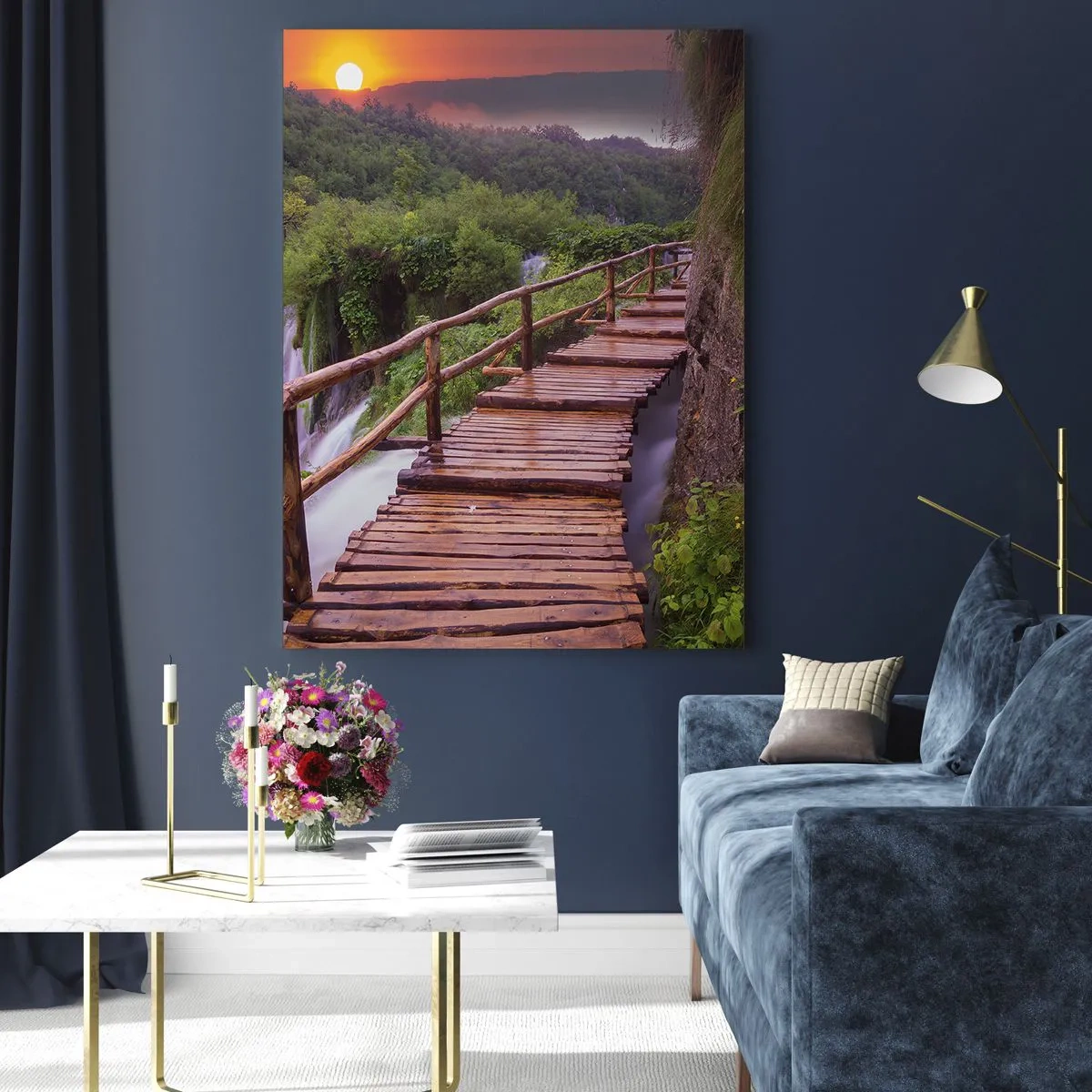 Obraz na szkle - Drewniana ścieżka wśród zieleni o zachodzie słońca - 50x70cm - Piękno nie do uwierzenia - Nowoczesna dekoracja ścienna do salonu, kuchni i sypialni ARTTOR