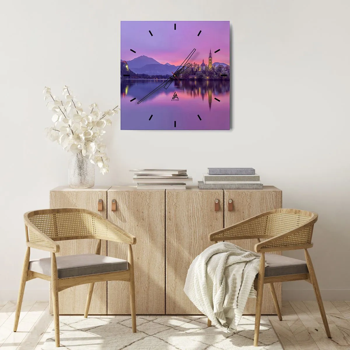 Zegar ścienny - Jezioro z wyspą i kościołem o zachodzie słońca - 30x30cm - Bajkowa wyspa o zmierzchu - Nowoczesna dekoracja ścienna do salonu i sypialni ARTTOR