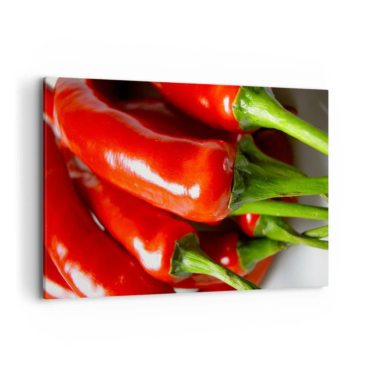 Obraz na płótnie - Zbliżenie na czerwone papryczki chili z zielonymi ogonkami - 120x80cm - Soczyste, błyszczące, gładkie - Nowoczesna dekoracja ścienna do salonu, kuchni i sypialni ARTTOR