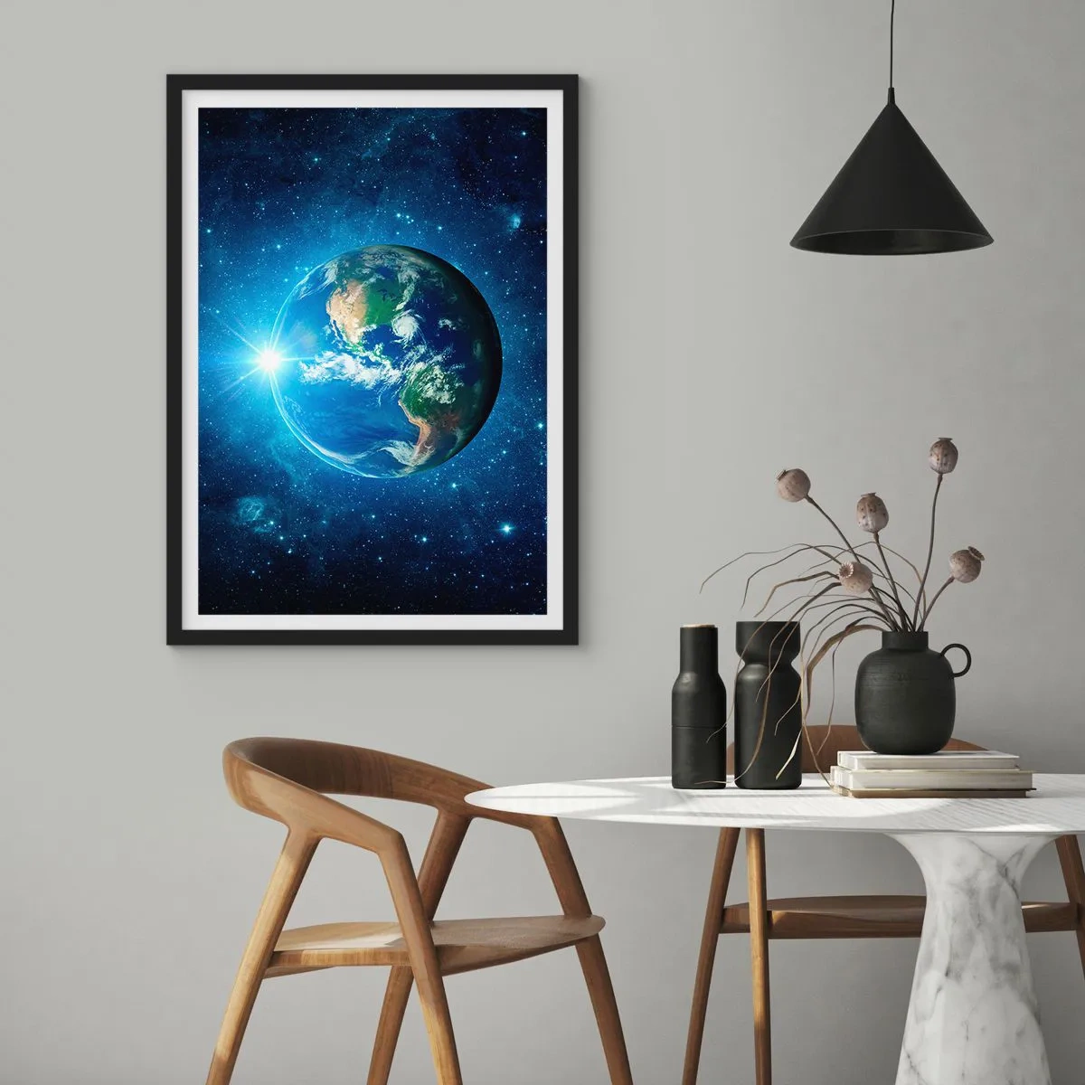 Plakat w czarnej ramie - Widok Ziemi z kosmosu na tle gwiazd - 50x70cm - Jesteśmy w niebie - Nowoczesna dekoracja ścienna do salonu i sypialni ARTTOR
