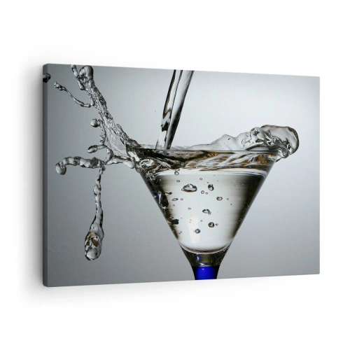 Obraz na płótnie - Szklanka martini z dynamicznym rozpryskiem wody na jasnym tle. - 70x50cm - Nad brzegiem pucharu - Nowoczesna dekoracja ścienna do salonu i sypialni ARTTOR