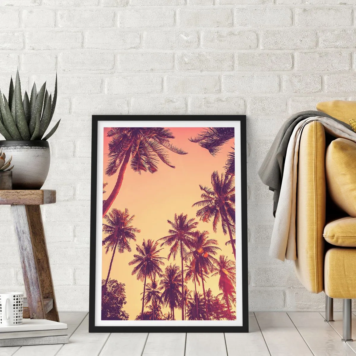 Plakat w czarnej ramie - Palmy w ciepłych barwach zachodu słońca - 50x70cm - Tropikalna wariacja - Nowoczesna dekoracja ścienna do salonu i sypialni ARTTOR