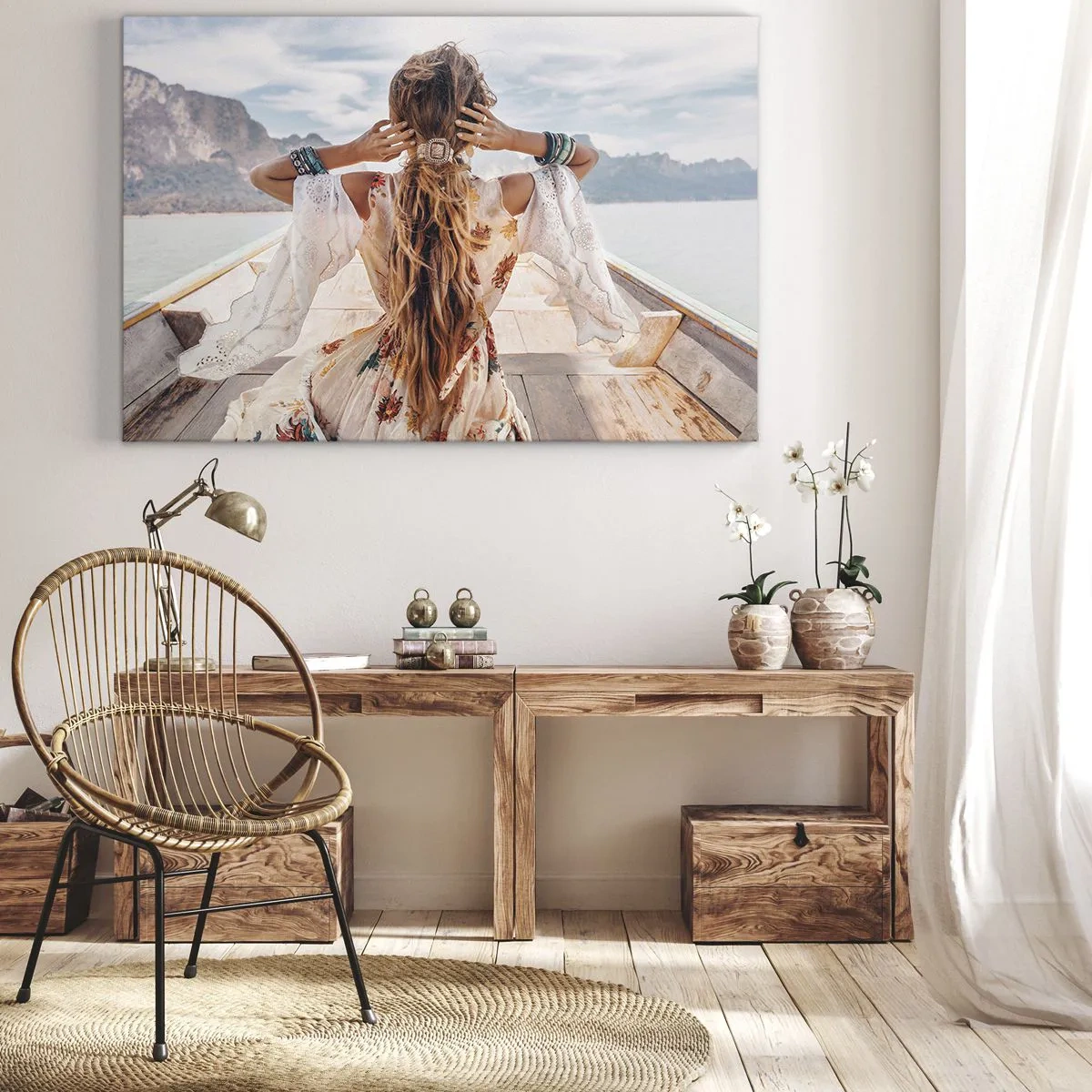 Obraz na płótnie - Kobieta na łodzi z widokiem na góry i wodę, w stylu boho - 70x50cm - W drodze ku szczęściu - Nowoczesna dekoracja ścienna do salonu i sypialni ARTTOR