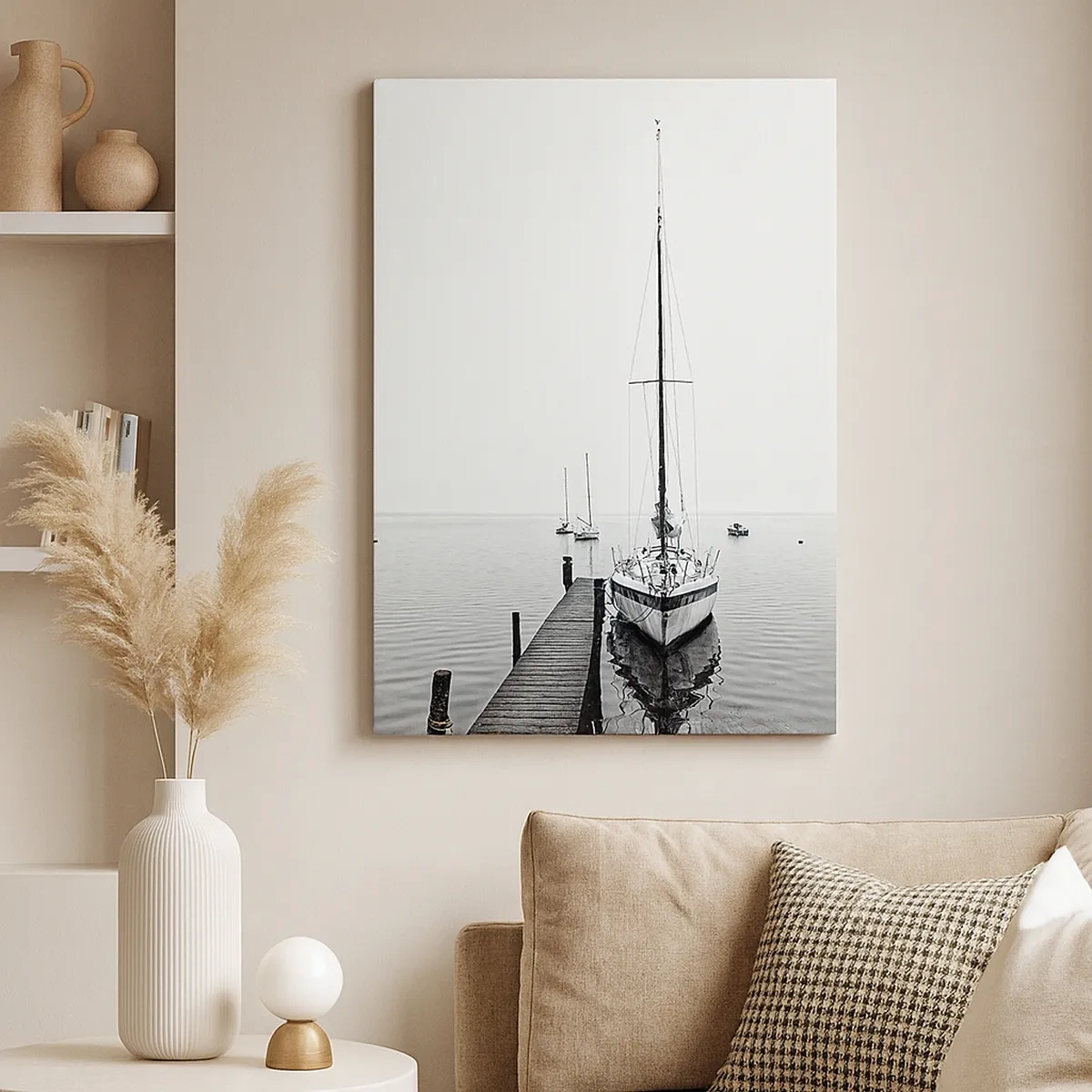 Obraz na płótnie - Czarno-biała fotografia jachtu zacumowanego przy drewnianym pomoście na spokojnym jeziorze - 50x70cm - Gotowy do drogi - Nowoczesna dekoracja ścienna do salonu, kuchni i sypialni ARTTOR