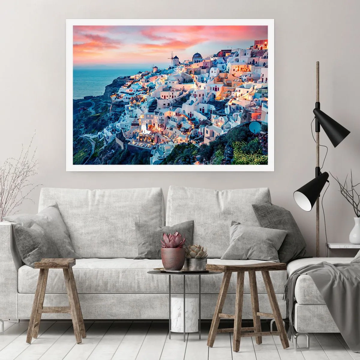 Plakat - Santorini o zachodzie słońca z białymi budynkami na wzgórzu - 100x70cm - Twoje wielkie greckie wakacje - Nowoczesna dekoracja ścienna do salonu i sypialni ARTTOR