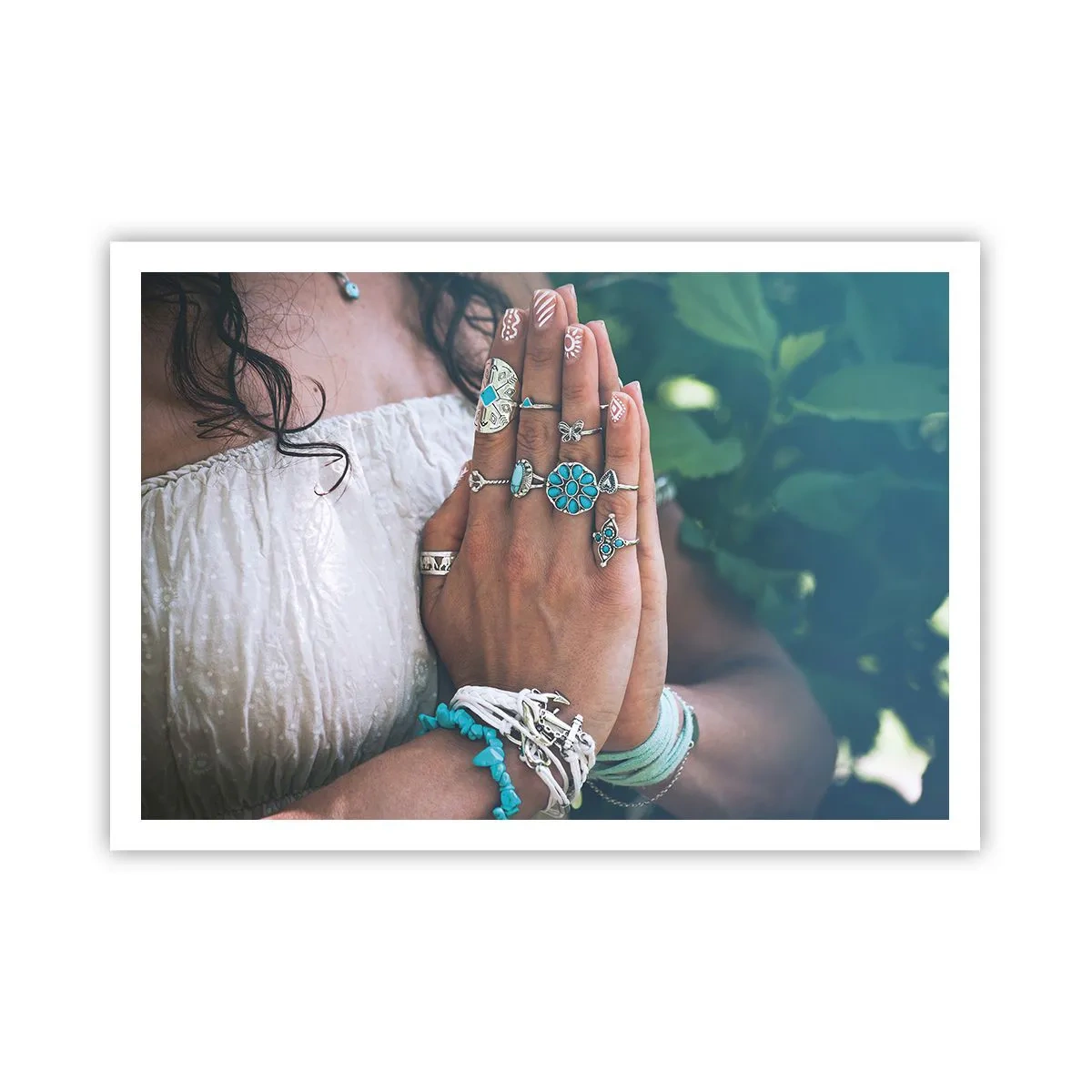 Plakat - Ręce ozdobione biżuterią w stylu boho - 100x70cm - Witaj w centrum bytu - Nowoczesna dekoracja ścienna do salonu i sypialni ARTTOR