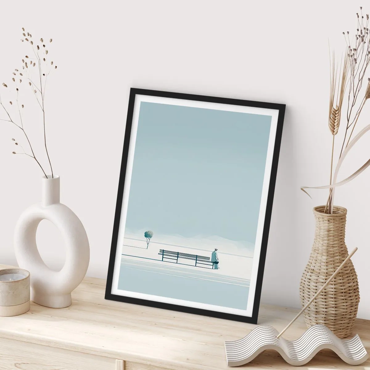 Plakat w czarnej ramie - Osoba siedząca na ławce w minimalistycznym, spokojnym krajobrazie - 50x70cm - Tak, czekam. - Nowoczesna dekoracja ścienna do salonu i sypialni ARTTOR