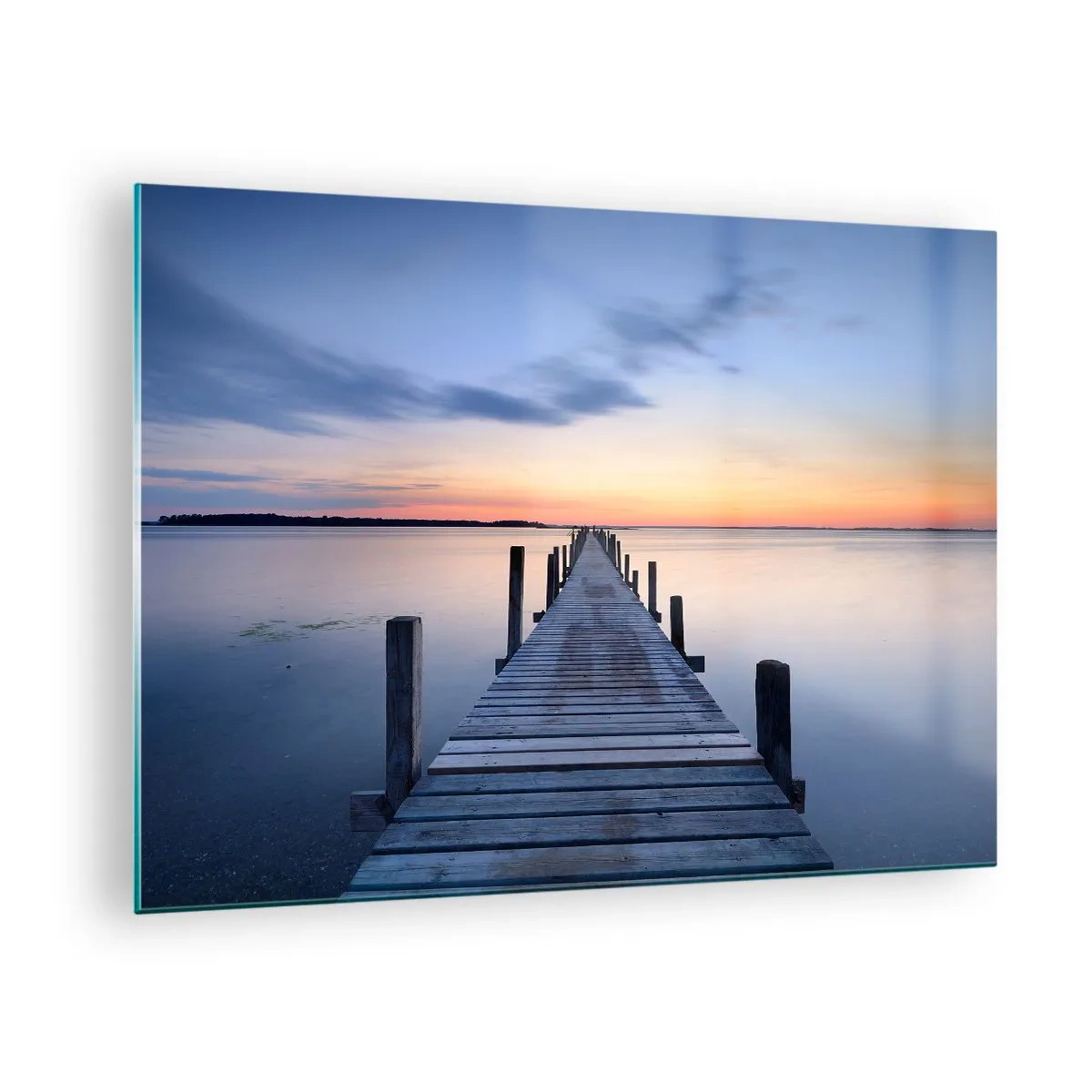 Obraz na szkle - Drewniany pomost nad spokojnym jeziorem o zachodzie słońca - 70x50cm - Spokój pogodnego zmierzchu - Nowoczesna dekoracja ścienna do salonu i sypialni ARTTOR