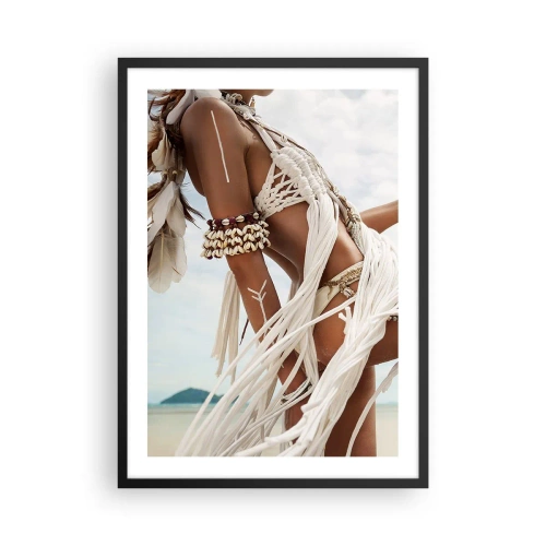 Plakat w czarnej ramie - Kobieta w stylizacji etnicznej na plaży - 50x70cm - Kapłanka słońca - Nowoczesna dekoracja ścienna do salonu i sypialni ARTTOR
