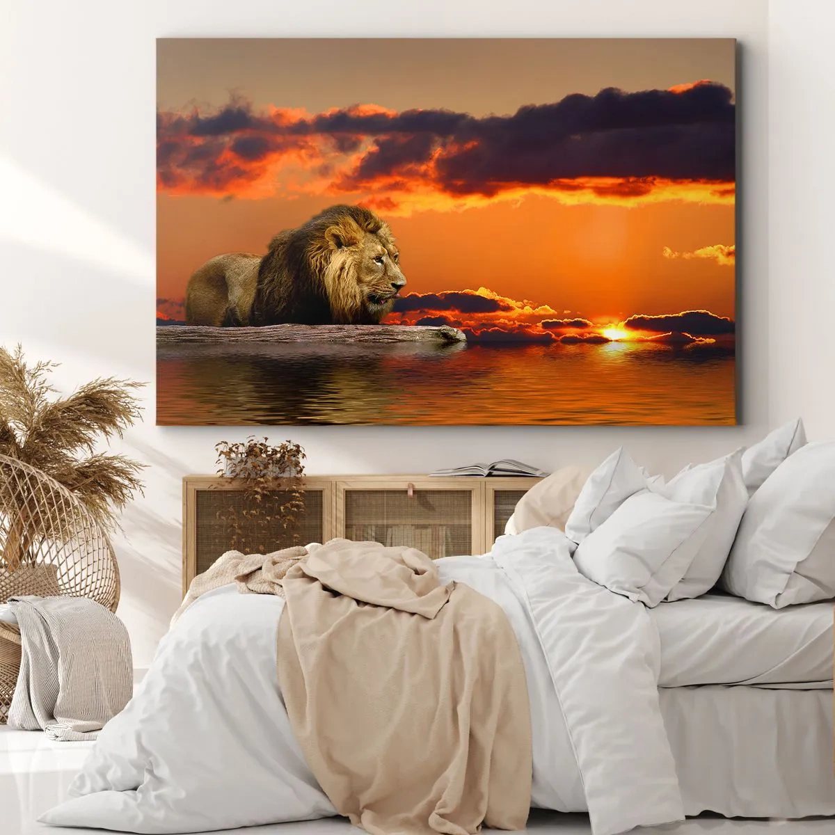 Obraz na płótnie - Lew spoczywający nad wodą o zachodzie słońca z dramatycznym niebem - 120x80cm - Król natury - Nowoczesna dekoracja ścienna do salonu, kuchni i sypialni ARTTOR