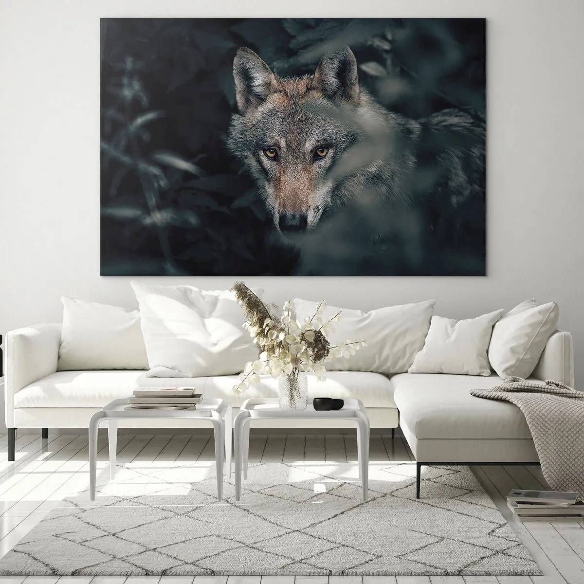 Obraz na szkle - Wilk czujnie spoglądający z ukrycia w gęstwinie leśnej - 70x50cm - Łowca - Nowoczesna dekoracja ścienna do salonu i sypialni ARTTOR