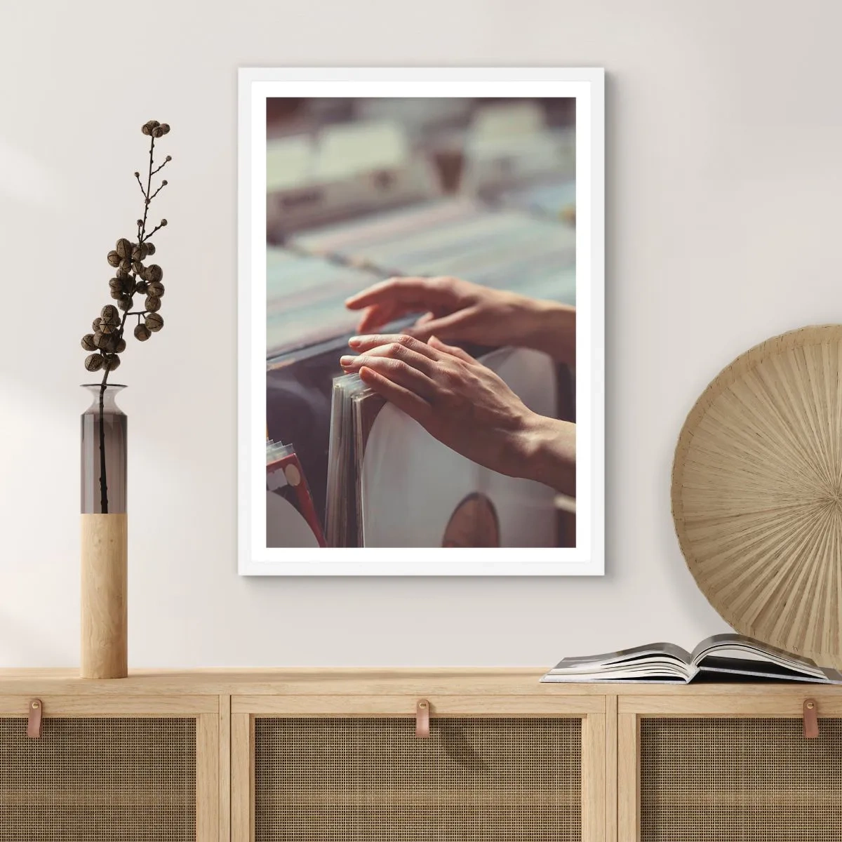 Plakat w białej ramie - W poszukiwaniu wzruszeń - 30x40 cm