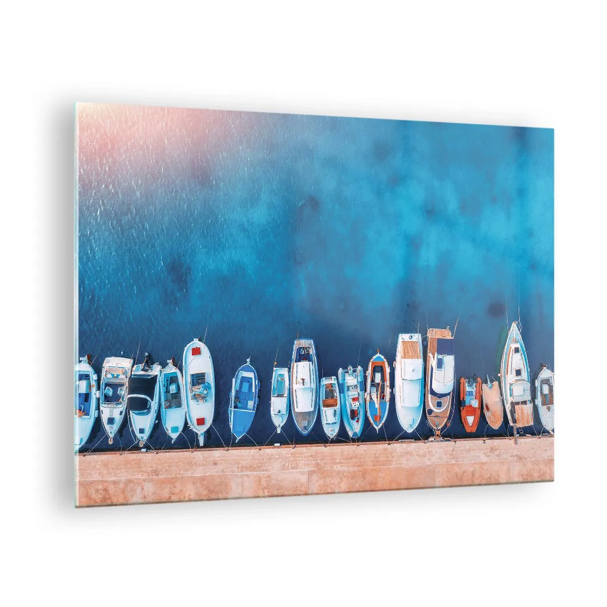 Obraz na szkle - Łodzie przycumowane do brzegu widziane z lotu ptaka - 70x50cm - W jednym rzędzie - Nowoczesna dekoracja ścienna do salonu i sypialni ARTTOR