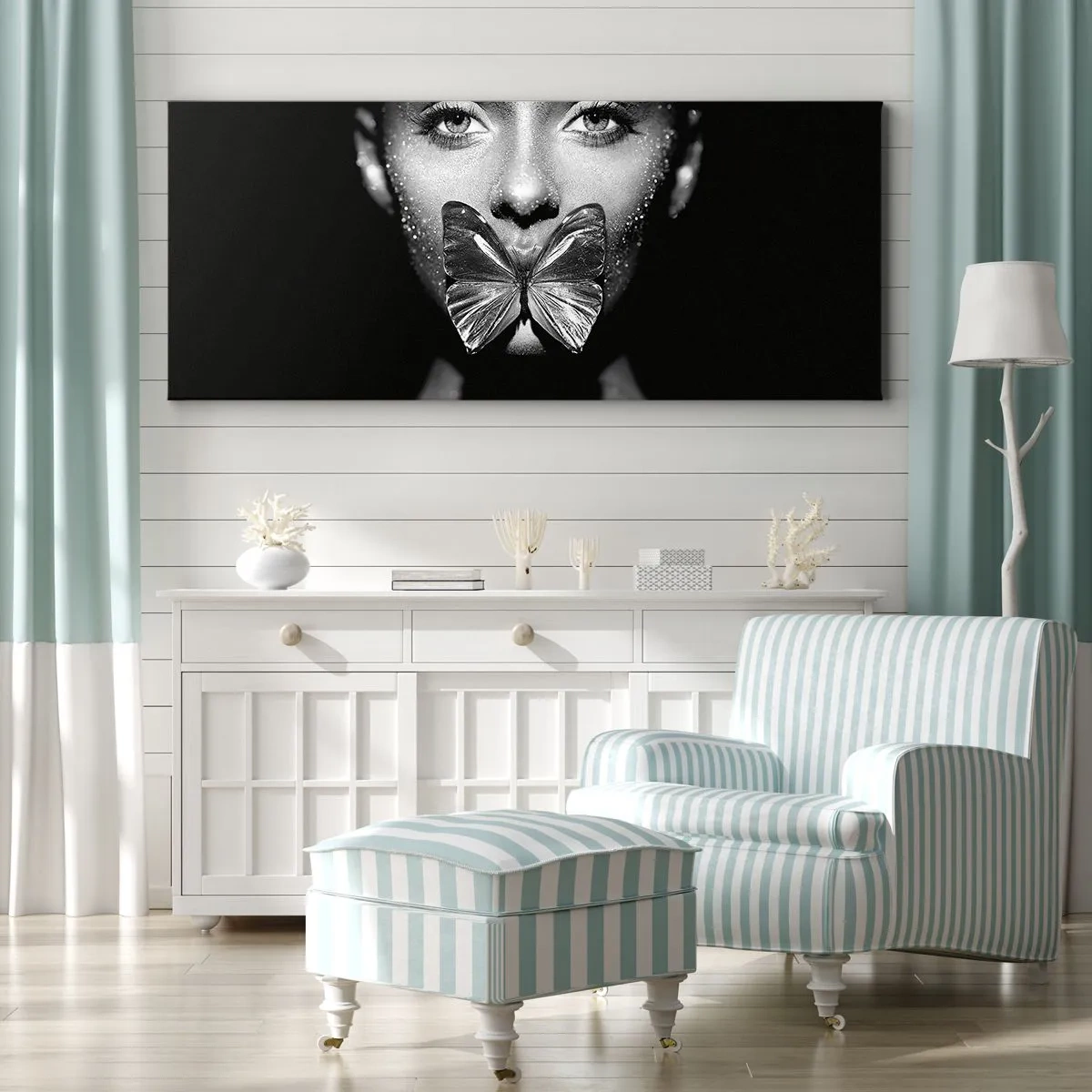 Obraz na płótnie - Czarno-biała twarz kobiety z motylem na ustach - 140x50cm - Motyli pocałunek - Nowoczesna dekoracja ścienna do salonu i sypialni ARTTOR