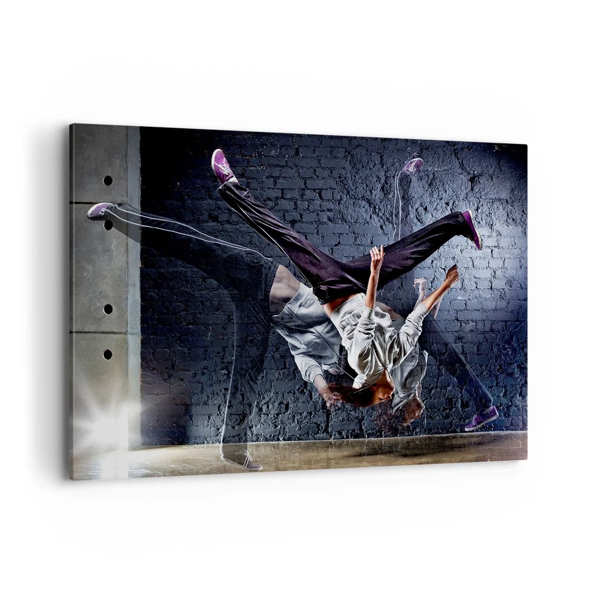 Obraz na płótnie - Tancerz w dynamicznym skoku na tle ściany z cegieł - 120x80cm - Gwiazda ulicy - Nowoczesna dekoracja ścienna do salonu, kuchni i sypialni ARTTOR