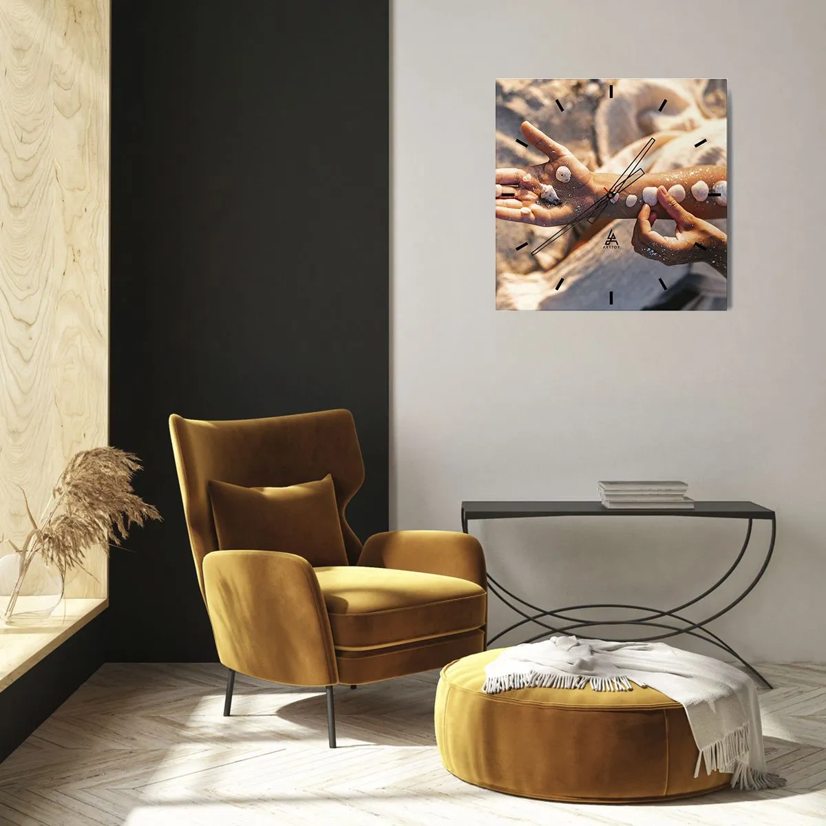 Zegar ścienny - Dłonie z ułożonymi muszlami na tle piasku - 30x30cm - Piękno w zasięgu ręki - Nowoczesna dekoracja ścienna do salonu i sypialni ARTTOR