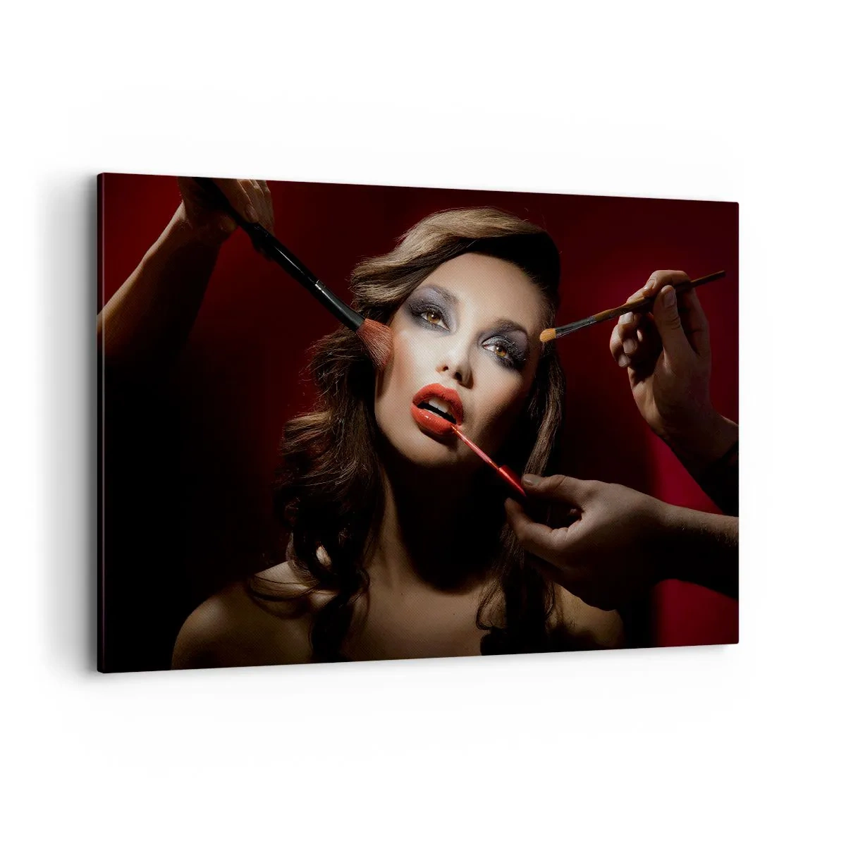 Obraz na płótnie - Stylowy portret kobiety w trakcie makijażu na ciemnym tle - 120x80cm - Piękna rozmarzona - Nowoczesna dekoracja ścienna do salonu, kuchni i sypialni ARTTOR
