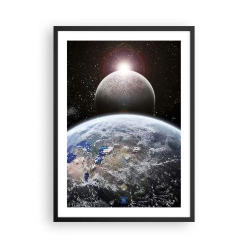 Plakat w czarnej ramie - Planety Ziemia i Księżyc w kosmosie - 50x70cm - Pejzaż kosmiczny - wschód słońca - Nowoczesna dekoracja ścienna do salonu i sypialni ARTTOR