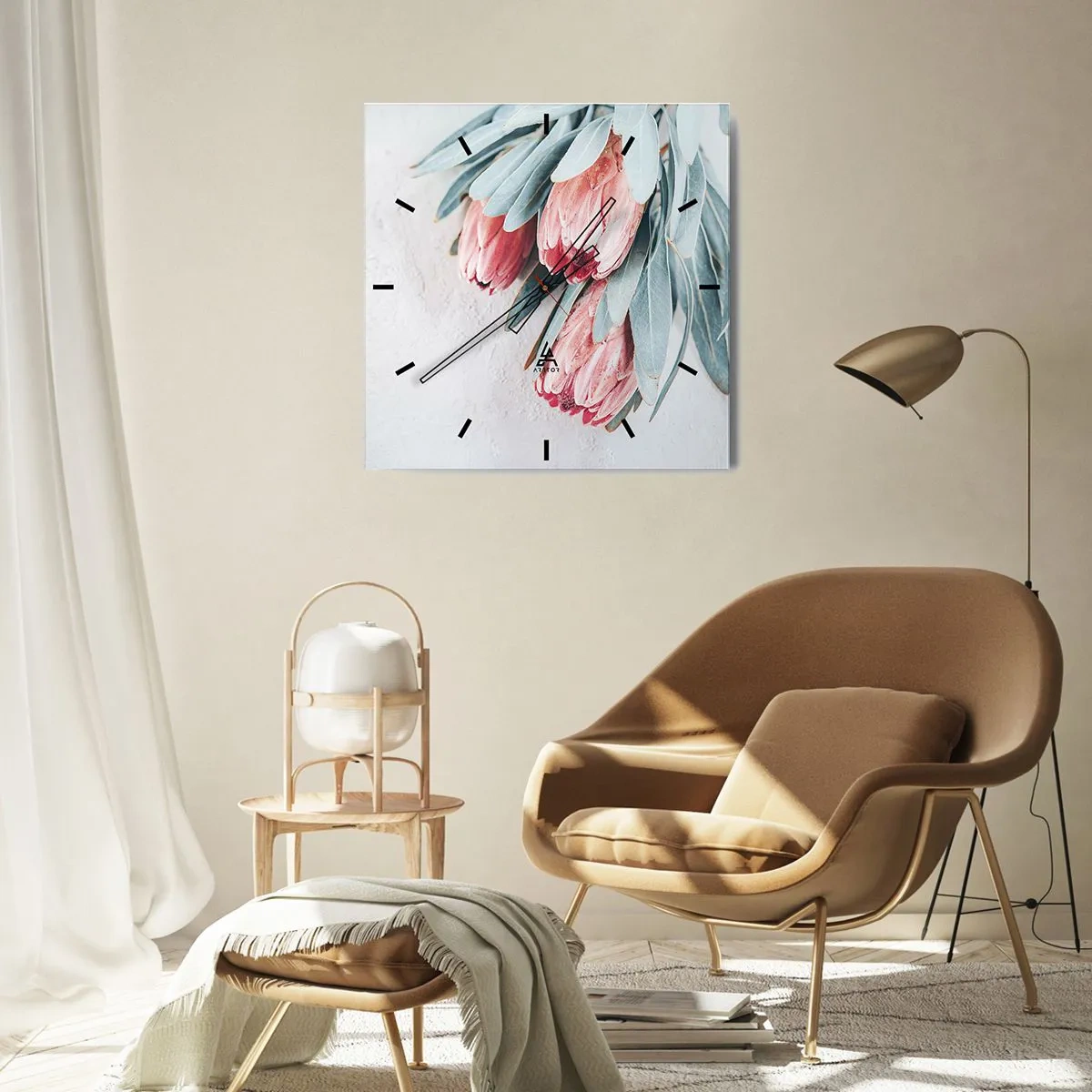 Zegar ścienny - Subtelne różowe kwiaty protei na jasnym tle - 30x30cm - Zawstydzone własną urodą - Nowoczesna dekoracja ścienna do salonu i sypialni ARTTOR