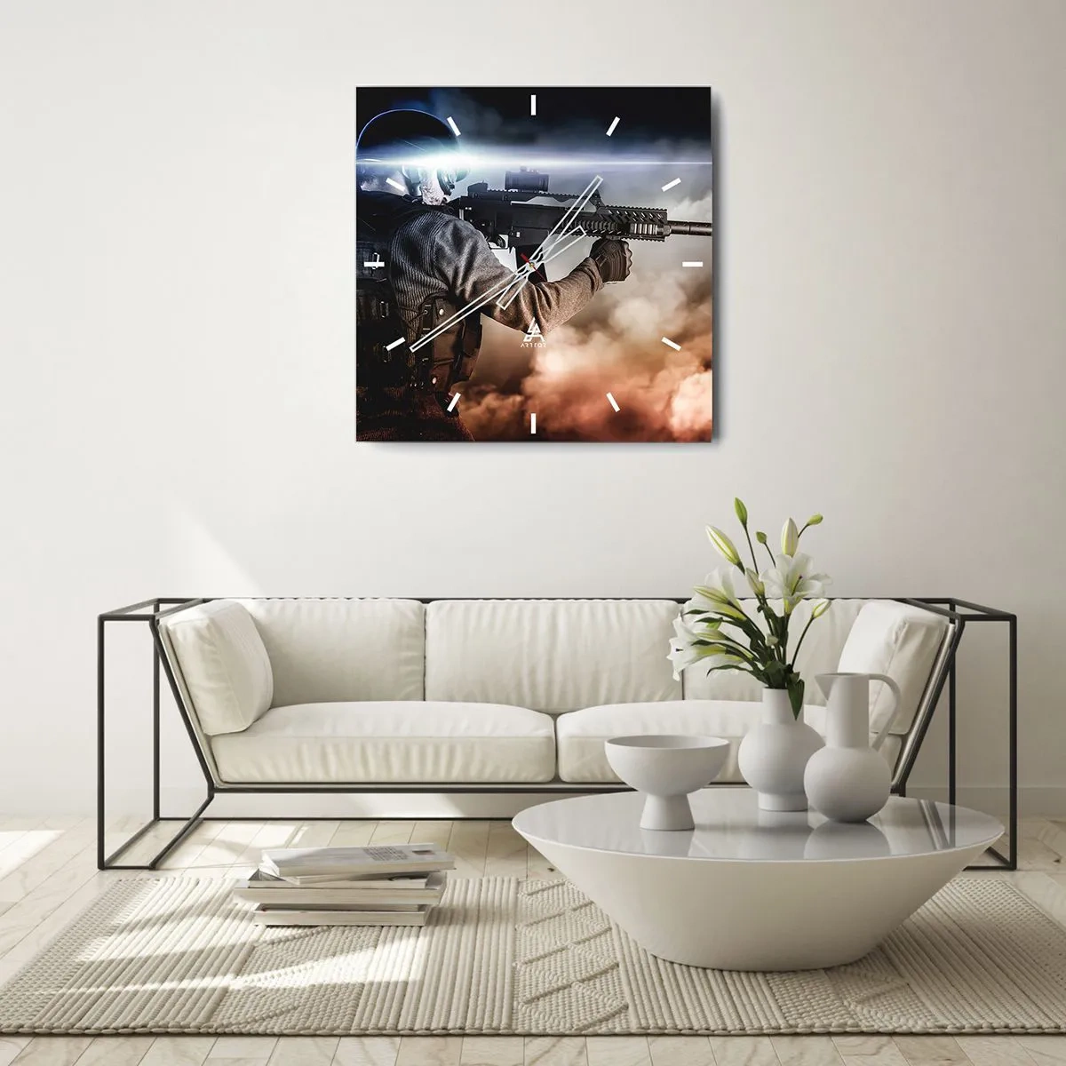 Zegar ścienny - Żołnierz w akcji z karabinem na tle chmur i światła - 30x30cm - Po prostu bohater - Nowoczesna dekoracja ścienna do salonu i sypialni ARTTOR