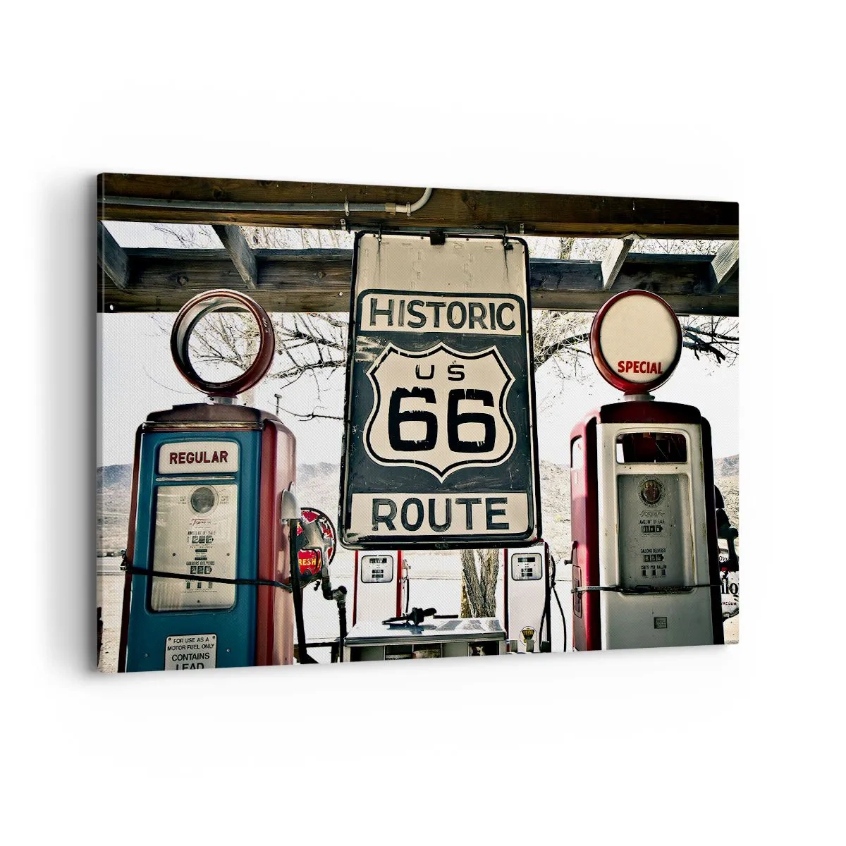 Obraz na płótnie - Historyczna stacja benzynowa z symbolem Route 66 - 120x80cm - Amerykańska retro podróż - Nowoczesna dekoracja ścienna do salonu, kuchni i sypialni ARTTOR