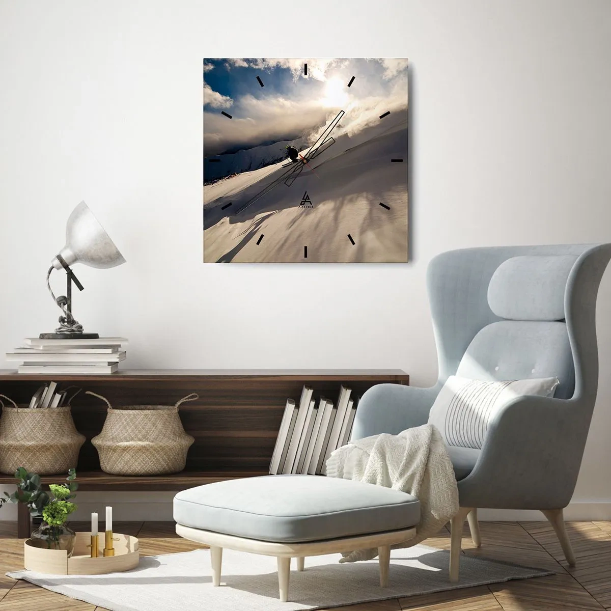 Zegar ścienny - Narciarz na stoku w otoczeniu gór i śniegu - 30x30cm - Podjęte wyzwanie gór - Nowoczesna dekoracja ścienna do salonu i sypialni ARTTOR
