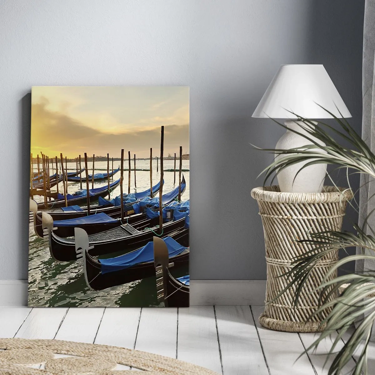 Obraz na płótnie - Gondole w Wenecji o poranku w świetle wschodzącego słońca - 70x100cm - Zanim przypłynie gwar - Nowoczesna dekoracja ścienna do salonu i sypialni ARTTOR