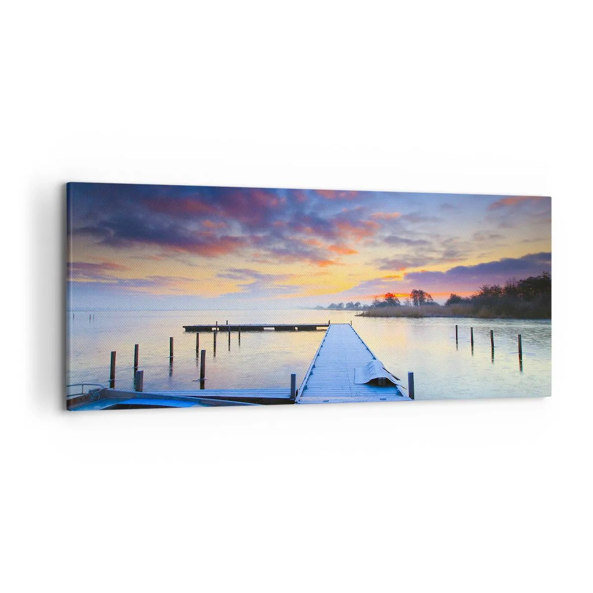 Obraz na płótnie - Pomost nad jeziorem o zachodzie słońca z łodzią przy brzegu - 120x50cm - Fioletowo-złoty spokój - Nowoczesna dekoracja ścienna do salonu i sypialni ARTTOR
