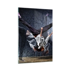 Obraz na szkle - Tancerz w dynamicznym skoku na tle ściany z cegieł - 80x120cm - Gwiazda ulicy - Nowoczesna dekoracja ścienna do salonu i sypialni ARTTOR