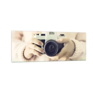 Obraz na szkle - Retro aparat fotograficzny trzymany w dłoniach na jasnym tle - 140x50cm - By widzieć więcej… - Nowoczesna dekoracja ścienna do salonu i sypialni ARTTOR