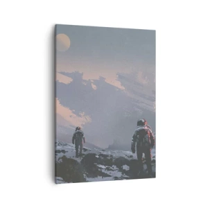 Obraz na płótnie - Astronauci na obcej planecie, odkrywający nieznane krajobrazy w ciepłych odcieniach nieba - 50x70cm - Pod nieznaną gwiazdą - Nowoczesna dekoracja ścienna do salonu, kuchni i sypialni ARTTOR