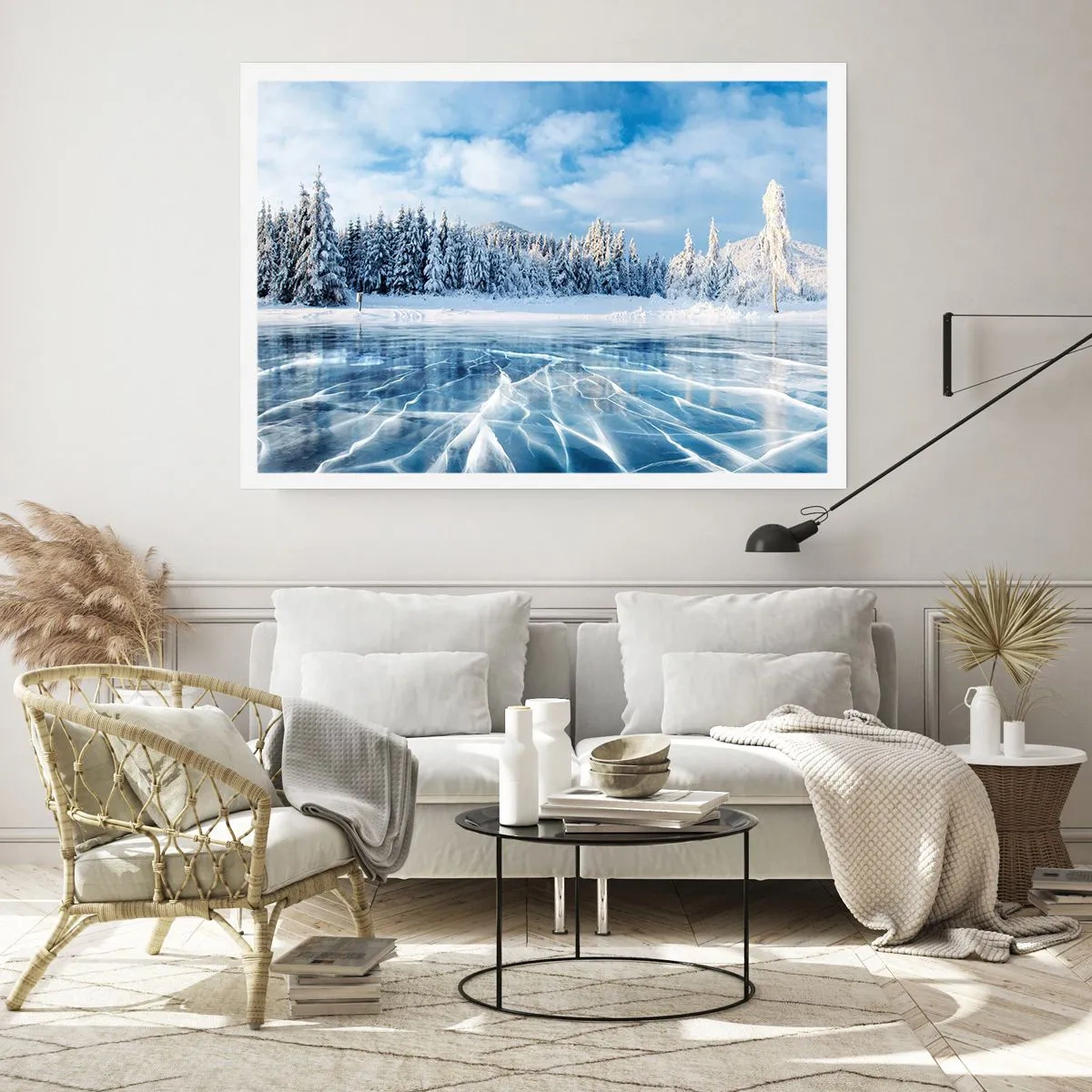 Plakat - Zamarznięte jezioro otoczone zaśnieżonym lasem - 100x70cm - Olśniewający i krystaliczny widok - Nowoczesna dekoracja ścienna do salonu i sypialni ARTTOR