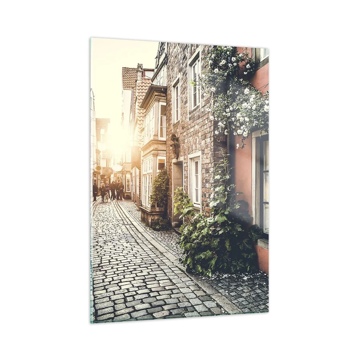 Obraz na szkle - Urokliwa uliczka z kamienicami oświetlona zachodem słońca - 50x70cm - Różany zaułek w różowym blasku - Nowoczesna dekoracja ścienna do salonu, kuchni i sypialni ARTTOR